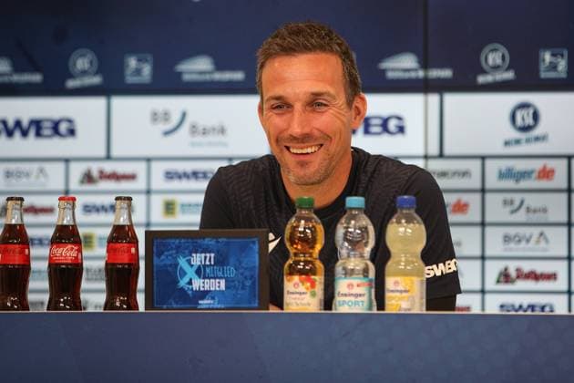 Christian Eichner (Karlsruher SC, Chef-Trainer) bei der Pressekonferenz und der Bekanntgabe ueber die Leihe von Mikkel Kaufmann, Karlsruher SC Fussball, 2. Bundesliga, Pressekonferenz und Training, 2024 2025, 17.01.2025, DFL REGULATIONS PROHIBIT ANY USE OF PHOTOGRAPHS AS IMAGE SEQUENCES AND OR QUASI-VIDEO, Karlsruher SC Fussball, 2. Bundesliga, Pressekonferenz und Training, 2024 2025, 17.01.2025 Karlsruhe