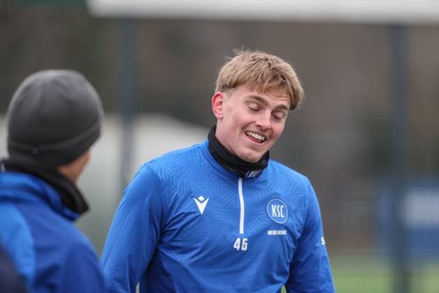 Mikkel Kaufmann (Karlsruher SC, 14) im ersten Training nach seiner Rueckkehr, Karlsruher SC Fussball, 2. Bundesliga, Pressekonferenz und Training, 2024 2025, 17.01.2025, DFL REGULATIONS PROHIBIT ANY USE OF PHOTOGRAPHS AS IMAGE SEQUENCES AND OR QUASI-VIDEO, Karlsruher SC Fussball, 2. Bundesliga, Pressekonferenz und Training, 2024 2025, 17.01.2025 Karlsruhe