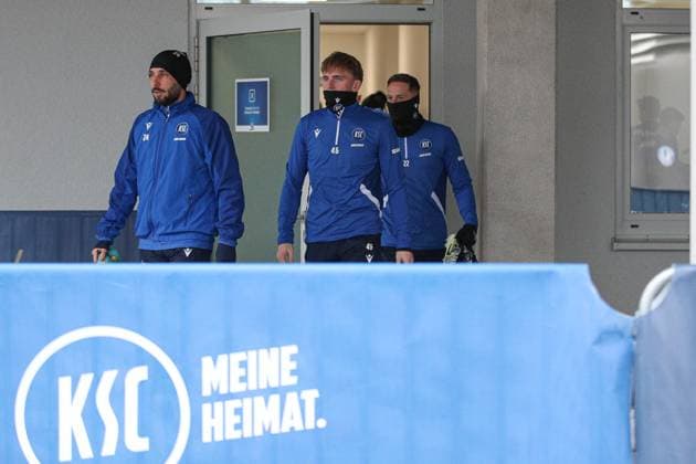 Raus zum ersten Traiing nach der Wiederkehr Mikkel Kaufmann (Karlsruher SC, 14), Karlsruher SC Fussball, 2. Bundesliga, Pressekonferenz und Training, 2024 2025, 17.01.2025, DFL REGULATIONS PROHIBIT ANY USE OF PHOTOGRAPHS AS IMAGE SEQUENCES AND OR QUASI-VIDEO, Karlsruher SC Fussball, 2. Bundesliga, Pressekonferenz und Training, 2024 2025, 17.01.2025 Karlsruhe