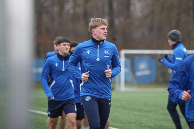 Warmlaufen Mikkel Kaufmann (Karlsruher SC, 14) im ersten Training, Karlsruher SC Fussball, 2. Bundesliga, Pressekonferenz und Training, 2024 2025, 17.01.2025, DFL REGULATIONS PROHIBIT ANY USE OF PHOTOGRAPHS AS IMAGE SEQUENCES AND OR QUASI-VIDEO, Karlsruher SC Fussball, 2. Bundesliga, Pressekonferenz und Training, 2024 2025, 17.01.2025 Karlsruhe