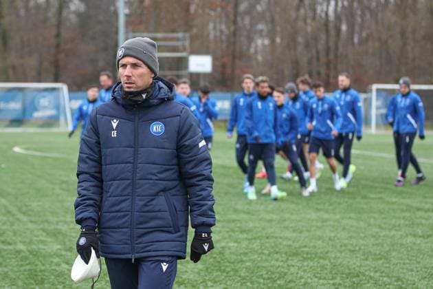 Christian Eichner (Karlsruher SC, Chef-Trainer) beim Training vor dem Nuernberg Spiel, Karlsruher SC Fussball, 2. Bundesliga, Pressekonferenz und Training, 2024 2025, 17.01.2025, DFL REGULATIONS PROHIBIT ANY USE OF PHOTOGRAPHS AS IMAGE SEQUENCES AND OR QUASI-VIDEO, Karlsruher SC Fussball, 2. Bundesliga, Pressekonferenz und Training, 2024 2025, 17.01.2025 Karlsruhe