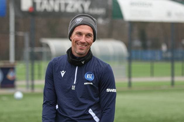 Gut drauf Christian Eichner (Karlsruher SC, Chef-Trainer) im Training vor dem Nuernberg Spiel, Karlsruher SC Fussball, 2. Bundesliga, Pressekonferenz und Training, 2024 2025, 17.01.2025, DFL REGULATIONS PROHIBIT ANY USE OF PHOTOGRAPHS AS IMAGE SEQUENCES AND OR QUASI-VIDEO, Karlsruher SC Fussball, 2. Bundesliga, Pressekonferenz und Training, 2024 2025, 17.01.2025 Karlsruhe