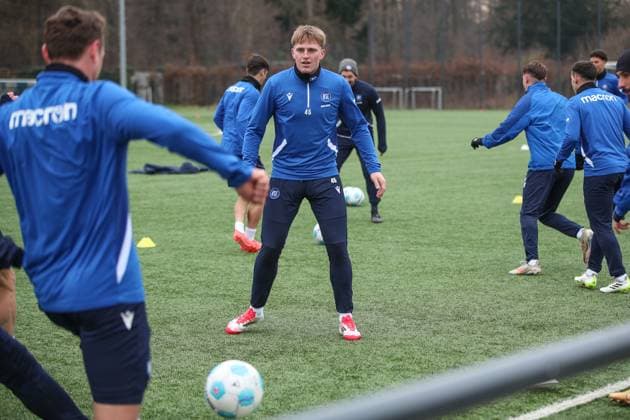 Mikkel Kaufmann (Karlsruher SC, 14) beim Training, Karlsruher SC Fussball, 2. Bundesliga, Pressekonferenz und Training, 2024 2025, 17.01.2025, DFL REGULATIONS PROHIBIT ANY USE OF PHOTOGRAPHS AS IMAGE SEQUENCES AND OR QUASI-VIDEO, Karlsruher SC Fussball, 2. Bundesliga, Pressekonferenz und Training, 2024 2025, 17.01.2025 Karlsruhe