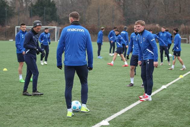 Mikkel Kaufmann (Karlsruher SC, 14) im ersten Training nach seiner Rueckkehr Christian Eichner (Karlsruher SC, Chef-Trainer) Marvin Wanitzek (Karlsruher SC, 10), Karlsruher SC Fussball, 2. Bundesliga, Pressekonferenz und Training, 2024 2025, 17.01.2025, DFL REGULATIONS PROHIBIT ANY USE OF PHOTOGRAPHS AS IMAGE SEQUENCES AND OR QUASI-VIDEO, Karlsruher SC Fussball, 2. Bundesliga, Pressekonferenz und Training, 2024 2025, 17.01.2025 Karlsruhe