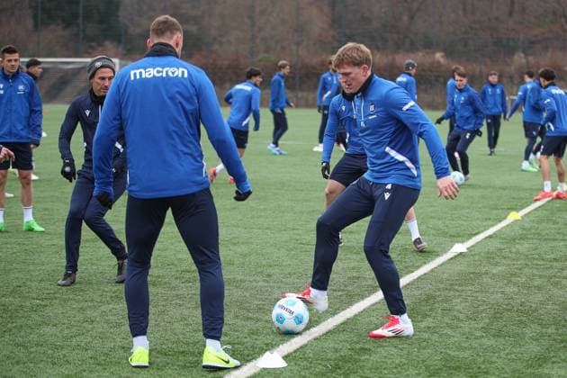 Wieder fuer den KSC am Ball Mikkel Kaufmann (Karlsruher SC, 14) Christian Eichner (Karlsruher SC, Chef-Trainer), Karlsruher SC Fussball, 2. Bundesliga, Pressekonferenz und Training, 2024 2025, 17.01.2025, DFL REGULATIONS PROHIBIT ANY USE OF PHOTOGRAPHS AS IMAGE SEQUENCES AND OR QUASI-VIDEO, Karlsruher SC Fussball, 2. Bundesliga, Pressekonferenz und Training, 2024 2025, 17.01.2025 Karlsruhe