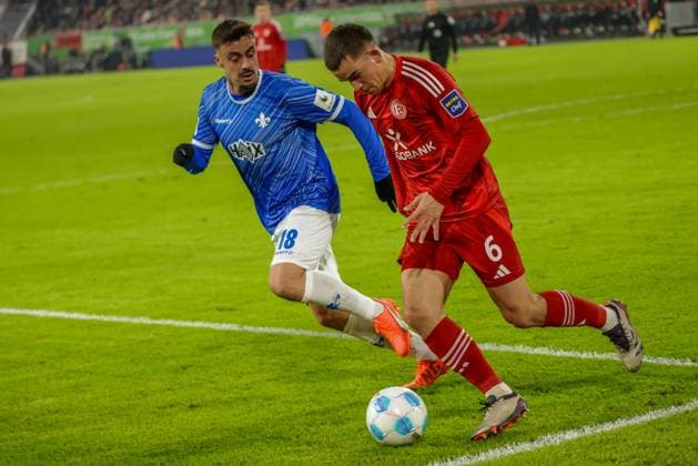 GER, Düsseldorf, Fortuna Düsseldorf vs SV Darmstadt 98, 2. Bundesliga, Fussball, DFB, Spielzeit 2024 2025, Merkur Spiel-Arena, 18. Spieltag, im Bild v.l.: Philipp Förster (SV Darmstadt 98 18), Giovanni Haag (Fortuna Düsseldorf 6) DFB DFL REGULATIONS PROHIBIT ANY USE OF PHOTOGRAPHS AS IMAGE SEQUENCES AND OR QUASI-VIDEO, 15.12.2024,