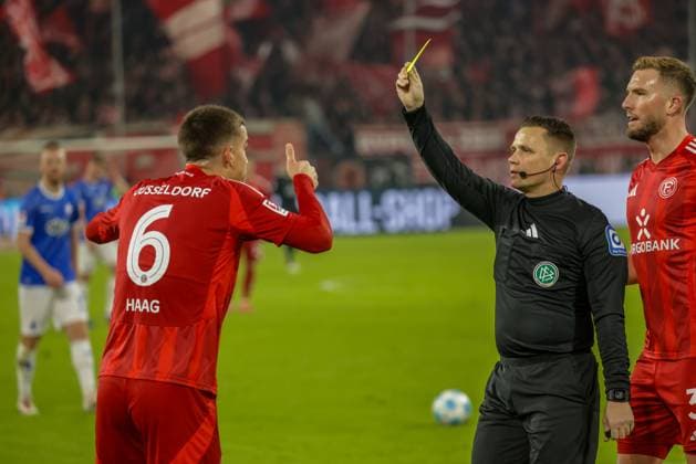 GER, Düsseldorf, Fortuna Düsseldorf vs SV Darmstadt 98, 2. Bundesliga, Fussball, DFB, Spielzeit 2024 2025, Merkur Spiel-Arena, 18. Spieltag, im Bild v.l.: gelbe Karte für Giovanni Haag (Fortuna Düsseldorf 6) DFB DFL REGULATIONS PROHIBIT ANY USE OF PHOTOGRAPHS AS IMAGE SEQUENCES AND OR QUASI-VIDEO, 15.12.2024,