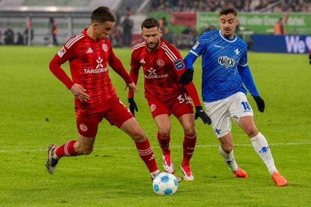 Philipp Foerster (SV Darmstadt 98, 18) gegen Nicolas Gavory (Fortuna Duesseldorf, 34) und Giovanni Haag (Fortuna Duesseldorf, 06), GER Fortuna Duesseldorf vs. SV Darmstadt 98, Fussball, 2. Bundesliga, Spieltag 18, Saison 2024 2025, 17.01.2025 DFB DFL REGULATIONS PROHIBIT ANY USE OF PHOTOGRAPHS AS IMAGE SEQUENCES AND OR QUASI-VIDEO, GER Fortuna Duesseldorf vs. SV Darmstadt 98, Fussball, 2. Bundesliga, Spieltag 18, Saison 2024 2025, 17.01.2025 Duesseldorf
