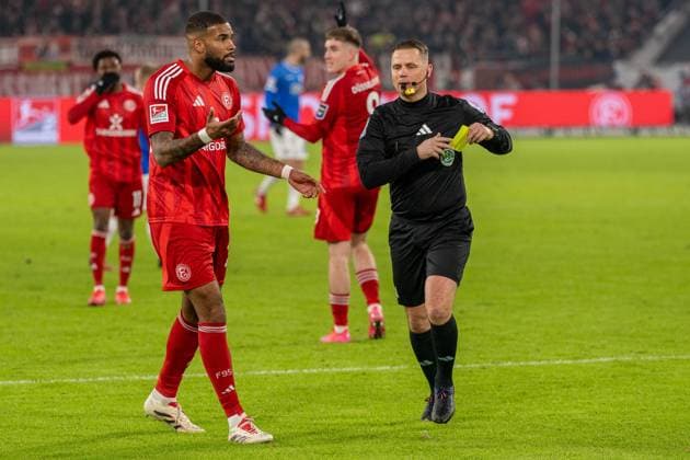 Der Schiedsrichter laeuft mit der gelben Karte in der Hand vorbei an Jamil Siebert (Fortuna Duesseldorf, 20), GER Fortuna Duesseldorf vs. SV Darmstadt 98, Fussball, 2. Bundesliga, Spieltag 18, Saison 2024 2025, 17.01.2025 DFB DFL REGULATIONS PROHIBIT ANY USE OF PHOTOGRAPHS AS IMAGE SEQUENCES AND OR QUASI-VIDEO, GER Fortuna Duesseldorf vs. SV Darmstadt 98, Fussball, 2. Bundesliga, Spieltag 18, Saison 2024 2025, 17.01.2025 Duesseldorf