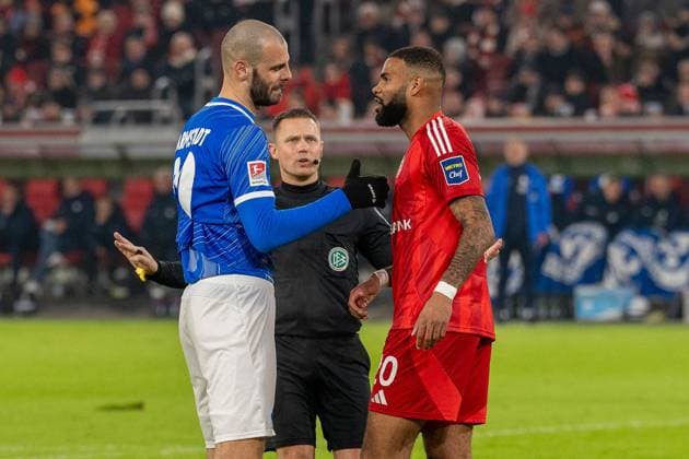 Der Schiedsrichter schlichtet zwischen Aleksandar Vukotic (SV Darmstadt 98, 20) und Jamil Siebert (Fortuna Duesseldorf, 20), GER Fortuna Duesseldorf vs. SV Darmstadt 98, Fussball, 2. Bundesliga, Spieltag 18, Saison 2024 2025, 17.01.2025 DFB DFL REGULATIONS PROHIBIT ANY USE OF PHOTOGRAPHS AS IMAGE SEQUENCES AND OR QUASI-VIDEO, GER Fortuna Duesseldorf vs. SV Darmstadt 98, Fussball, 2. Bundesliga, Spieltag 18, Saison 2024 2025, 17.01.2025 Duesseldorf