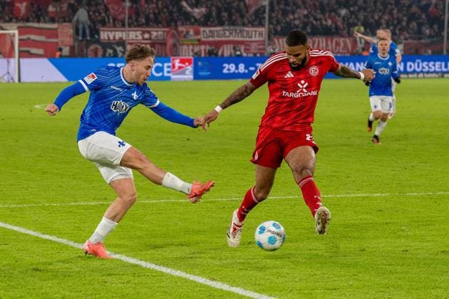 Luca Marseiler (SV Darmstadt 98, 08) gegen Jamil Siebert (Fortuna Duesseldorf, 20), GER Fortuna Duesseldorf vs. SV Darmstadt 98, Fussball, 2. Bundesliga, Spieltag 18, Saison 2024 2025, 17.01.2025 DFB DFL REGULATIONS PROHIBIT ANY USE OF PHOTOGRAPHS AS IMAGE SEQUENCES AND OR QUASI-VIDEO, GER Fortuna Duesseldorf vs. SV Darmstadt 98, Fussball, 2. Bundesliga, Spieltag 18, Saison 2024 2025, 17.01.2025 Duesseldorf