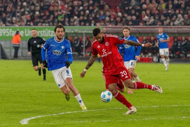 Jamil Siebert (Fortuna Duesseldorf, 20) am Ball, Fraser Hornby (SV Darmstadt 98, 09), GER Fortuna Duesseldorf vs. SV Darmstadt 98, Fussball, 2. Bundesliga, Spieltag 18, Saison 2024 2025, 17.01.2025 DFB DFL REGULATIONS PROHIBIT ANY USE OF PHOTOGRAPHS AS IMAGE SEQUENCES AND OR QUASI-VIDEO, GER Fortuna Duesseldorf vs. SV Darmstadt 98, Fussball, 2. Bundesliga, Spieltag 18, Saison 2024 2025, 17.01.2025 Duesseldorf Copyright: xEibner-Pressefoto FabianxFriesex EP_FFE
