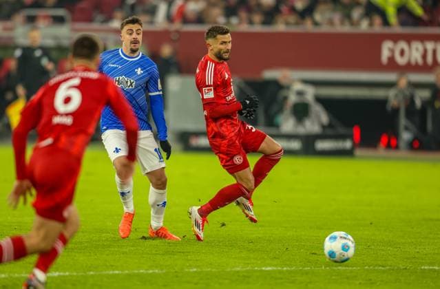 GER, Düsseldorf, Fortuna Düsseldorf vs SV Darmstadt 98, 2. Bundesliga, Fussball, DFB, Spielzeit 2024 2025, Merkur Spiel-Arena, 18. Spieltag, im Bild v.l.: Philipp Förster (SV Darmstadt 98 18), Nicolas Gavory (Fortuna Düsseldorf 34) DFB DFL REGULATIONS PROHIBIT ANY USE OF PHOTOGRAPHS AS IMAGE SEQUENCES AND OR QUASI-VIDEO, 15.12.2024,