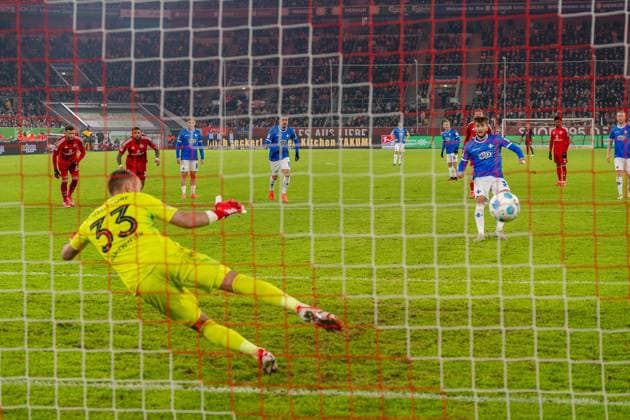 Killian Corredor (SV Darmstadt 98, 34) mit dem Tor durch Elfmeter zum 2:1, GER Fortuna Duesseldorf vs. SV Darmstadt 98, Fussball, 2. Bundesliga, Spieltag 18, Saison 2024 2025, 17.01.2025 DFB DFL REGULATIONS PROHIBIT ANY USE OF PHOTOGRAPHS AS IMAGE SEQUENCES AND OR QUASI-VIDEO, GER Fortuna Duesseldorf vs. SV Darmstadt 98, Fussball, 2. Bundesliga, Spieltag 18, Saison 2024 2025, 17.01.2025 Duesseldorf