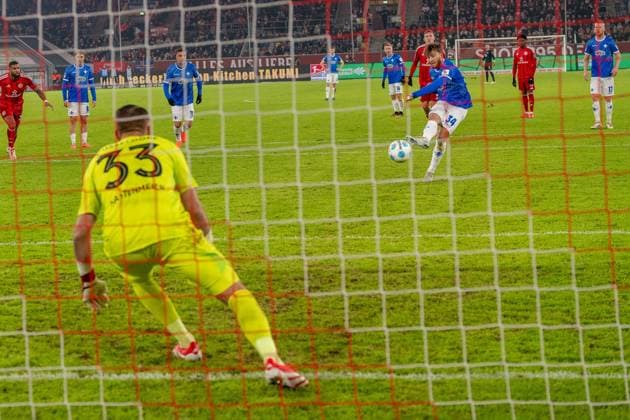 Killian Corredor (SV Darmstadt 98, 34) mit dem Tor durch Elfmeter zum 2:1, GER Fortuna Duesseldorf vs. SV Darmstadt 98, Fussball, 2. Bundesliga, Spieltag 18, Saison 2024 2025, 17.01.2025 DFB DFL REGULATIONS PROHIBIT ANY USE OF PHOTOGRAPHS AS IMAGE SEQUENCES AND OR QUASI-VIDEO, GER Fortuna Duesseldorf vs. SV Darmstadt 98, Fussball, 2. Bundesliga, Spieltag 18, Saison 2024 2025, 17.01.2025 Duesseldorf
