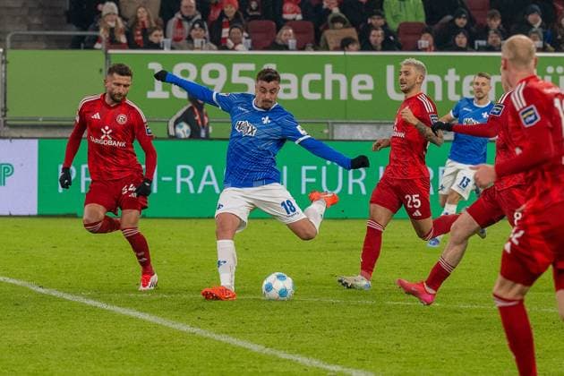Torschuss von Philipp Foerster (SV Darmstadt 98, 18), Nicolas Gavory (Fortuna Duesseldorf, 34), Matthias Zimmermann (Fortuna Duesseldorf, 25) kommen zu spaet, GER Fortuna Duesseldorf vs. SV Darmstadt 98, Fussball, 2. Bundesliga, Spieltag 18, Saison 2024 2025, 17.01.2025 DFB DFL REGULATIONS PROHIBIT ANY USE OF PHOTOGRAPHS AS IMAGE SEQUENCES AND OR QUASI-VIDEO, GER Fortuna Duesseldorf vs. SV Darmstadt 98, Fussball, 2. Bundesliga, Spieltag 18, Saison 2024 2025, 17.01.2025 Duesseldorf
