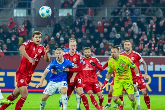 GER, 2. FBL. Fortuna Duesseldorf vs. SV Darmstadt 98 17.01.2025, Merkur Spiel-Arena, Duesseldorf, GER, 2. FBL. Fortuna Duesseldorf vs. SV Darmstadt 98, im Bild: Kopfball durch Tim Oberdorf (Fortuna Duesseldorf 15), vor den Augen von Kai Klefisch (Darmstadt 98 17), Florian Kastenmeier (Fortuna Duesseldorf 33), Valgeir Lunddal Friðriksson (Fortuna Duesseldorf 12), Andrà Hoffmann (Fortuna Duesseldorf 3),