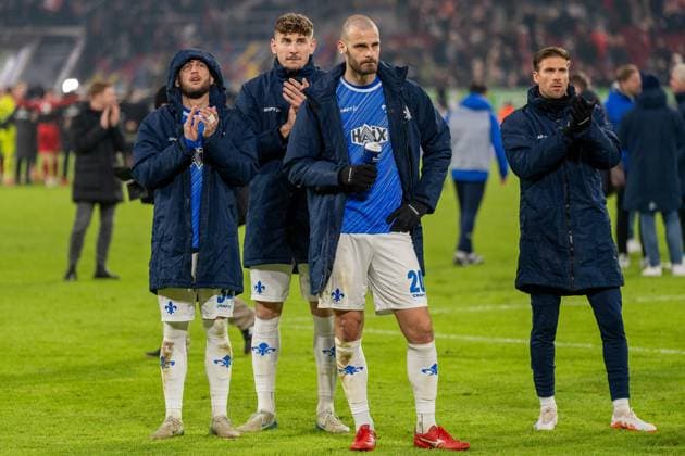 Aleksandar Vukotic (SV Darmstadt 98, 20), Killian Corredor (SV Darmstadt 98, 34) bedanken sich bei den mitgereisten Fans nach dem Spiel, GER Fortuna Duesseldorf vs. SV Darmstadt 98, Fussball, 2. Bundesliga, Spieltag 18, Saison 2024 2025, 17.01.2025 DFB DFL REGULATIONS PROHIBIT ANY USE OF PHOTOGRAPHS AS IMAGE SEQUENCES AND OR QUASI-VIDEO, GER Fortuna Duesseldorf vs. SV Darmstadt 98, Fussball, 2. Bundesliga, Spieltag 18, Saison 2024 2025, 17.01.2025 Duesseldorf