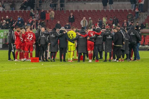 Die Mannschaft der Duesseldorfer steht nach dem Abpfiff auf dem Spielfeld zusammen, GER Fortuna Duesseldorf vs. SV Darmstadt 98, Fussball, 2. Bundesliga, Spieltag 18, Saison 2024 2025, 17.01.2025 DFB DFL REGULATIONS PROHIBIT ANY USE OF PHOTOGRAPHS AS IMAGE SEQUENCES AND OR QUASI-VIDEO, GER Fortuna Duesseldorf vs. SV Darmstadt 98, Fussball, 2. Bundesliga, Spieltag 18, Saison 2024 2025, 17.01.2025 Duesseldorf