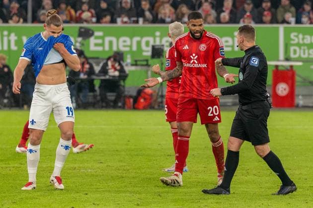 Jamil Siebert (Fortuna Duesseldorf, 20) ist mit der Entscheidung des Schiedsrichters zum Elfmeter gar nicht einverstanden, GER Fortuna Duesseldorf vs. SV Darmstadt 98, Fussball, 2. Bundesliga, Spieltag 18, Saison 2024 2025, 17.01.2025 DFB DFL REGULATIONS PROHIBIT ANY USE OF PHOTOGRAPHS AS IMAGE SEQUENCES AND OR QUASI-VIDEO, GER Fortuna Duesseldorf vs. SV Darmstadt 98, Fussball, 2. Bundesliga, Spieltag 18, Saison 2024 2025, 17.01.2025 Duesseldorf