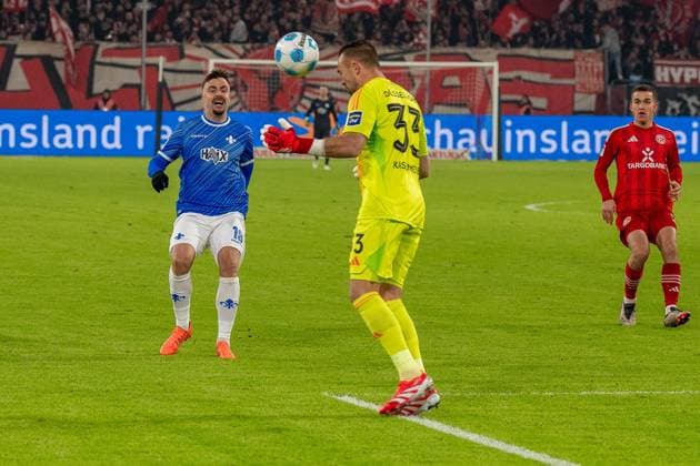 Florian Kastenmeier (Fortuna Duesseldorf, 33) koepft den Ball weg, Philipp Foerster (SV Darmstadt 98, 18), GER Fortuna Duesseldorf vs. SV Darmstadt 98, Fussball, 2. Bundesliga, Spieltag 18, Saison 2024 2025, 17.01.2025 DFB DFL REGULATIONS PROHIBIT ANY USE OF PHOTOGRAPHS AS IMAGE SEQUENCES AND OR QUASI-VIDEO, GER Fortuna Duesseldorf vs. SV Darmstadt 98, Fussball, 2. Bundesliga, Spieltag 18, Saison 2024 2025, 17.01.2025 Duesseldorf