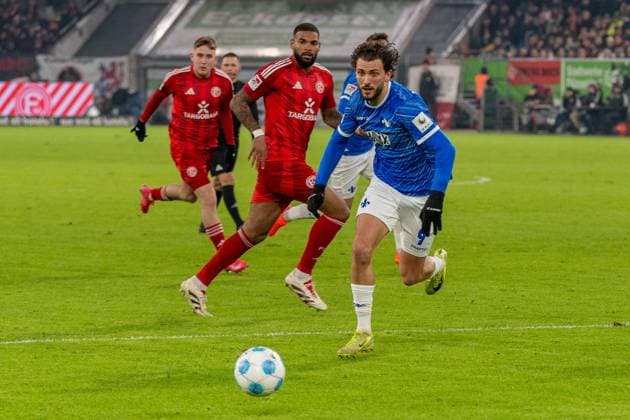 Fraser Hornby (SV Darmstadt 98, 09) am Ball im Strafraum der Duesseldorfer, GER Fortuna Duesseldorf vs. SV Darmstadt 98, Fussball, 2. Bundesliga, Spieltag 18, Saison 2024 2025, 17.01.2025 DFB DFL REGULATIONS PROHIBIT ANY USE OF PHOTOGRAPHS AS IMAGE SEQUENCES AND OR QUASI-VIDEO, GER Fortuna Duesseldorf vs. SV Darmstadt 98, Fussball, 2. Bundesliga, Spieltag 18, Saison 2024 2025, 17.01.2025 Duesseldorf