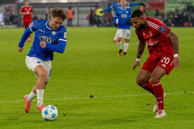 Luca Marseiler (SV Darmstadt 98, 08) gegen Jamil Siebert (Fortuna Duesseldorf, 20), GER Fortuna Duesseldorf vs. SV Darmstadt 98, Fussball, 2. Bundesliga, Spieltag 18, Saison 2024 2025, 17.01.2025 DFB DFL REGULATIONS PROHIBIT ANY USE OF PHOTOGRAPHS AS IMAGE SEQUENCES AND OR QUASI-VIDEO, GER Fortuna Duesseldorf vs. SV Darmstadt 98, Fussball, 2. Bundesliga, Spieltag 18, Saison 2024 2025, 17.01.2025 Duesseldorf