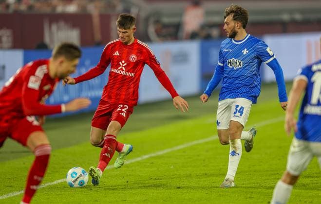 GER, Düsseldorf, Fortuna Düsseldorf vs SV Darmstadt 98, 2. Bundesliga, Fussball, DFB, Spielzeit 2024 2025, Merkur Spiel-Arena, 18. Spieltag, im Bild v.l.: Danny Schmidt (Fortuna Düsseldorf 22), Kilian Corredor (SV Darmstadt 98 34) DFB DFL REGULATIONS PROHIBIT ANY USE OF PHOTOGRAPHS AS IMAGE SEQUENCES AND OR QUASI-VIDEO, 15.12.2024,