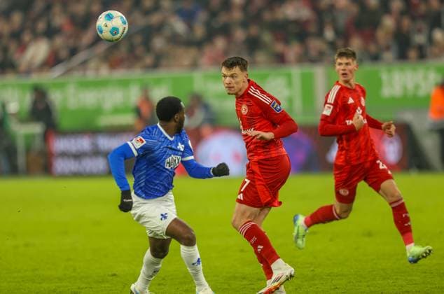 GER, Düsseldorf, Fortuna Düsseldorf vs SV Darmstadt 98, 2. Bundesliga, Fussball, DFB, Spielzeit 2024 2025, Merkur Spiel-Arena, 18. Spieltag, im Bild v.l.: Merveille Papela (SV Darmstadt 98 21), Dženan PejÄinović (Fortuna Düsseldorf 7) DFB DFL REGULATIONS PROHIBIT ANY USE OF PHOTOGRAPHS AS IMAGE SEQUENCES AND OR QUASI-VIDEO, 15.12.2024,