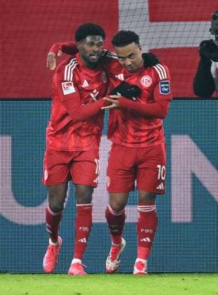 Fussball, 2. Bundesliga, Deutschland, Herren, Saison 2024 2025, 18. Spieltag, Merkur-Spiel-Arena Düsseldorf, Fortuna Düsseldorf - SV Darmstadt 2:2; Jubel Myron van Brederode (F95) nach seinem Tor zum 1:0, zusammen mit Moritz Kwarteng (F95). Jubel, Freude, Aktion.