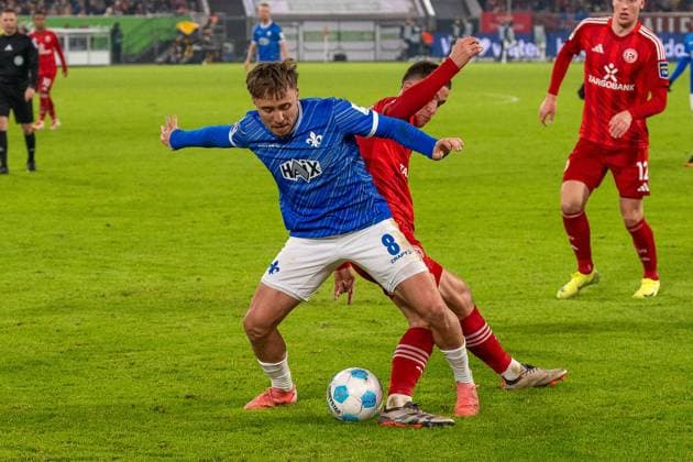 Luca Marseiler (SV Darmstadt 98, 08) gegen Giovanni Haag (Fortuna Duesseldorf, 06), GER Fortuna Duesseldorf vs. SV Darmstadt 98, Fussball, 2. Bundesliga, Spieltag 18, Saison 2024 2025, 17.01.2025 DFB DFL REGULATIONS PROHIBIT ANY USE OF PHOTOGRAPHS AS IMAGE SEQUENCES AND OR QUASI-VIDEO, GER Fortuna Duesseldorf vs. SV Darmstadt 98, Fussball, 2. Bundesliga, Spieltag 18, Saison 2024 2025, 17.01.2025 Duesseldorf