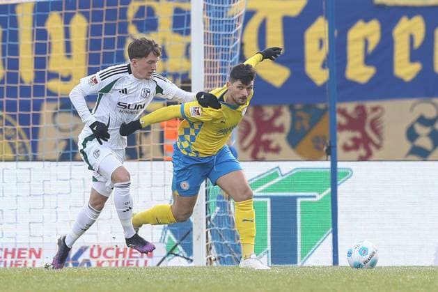 18.01.2025, xtgx, Fussball - 2.Bundesliga, Eintracht Braunschweig - FC Schalke 04 emspor, v.l. Max Grueger (Grüger, Schalke, 37), Jannis Nikolaou (Braunschweig, 4) Zweikampf, Duell, Kampf, tackle (DFL DFB REGULATIONS PROHIBIT ANY USE OF PHOTOGRAPHS as IMAGE SEQUENCES and or QUASI-VIDEO) Braunschweig
