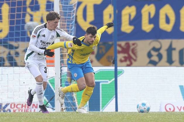 18.01.2025, xtgx, Fussball - 2.Bundesliga, Eintracht Braunschweig - FC Schalke 04 emspor, v.l. Max Grueger (Grüger, Schalke, 37), Jannis Nikolaou (Braunschweig, 4) Zweikampf, Duell, Kampf, tackle (DFL DFB REGULATIONS PROHIBIT ANY USE OF PHOTOGRAPHS as IMAGE SEQUENCES and or QUASI-VIDEO) Braunschweig