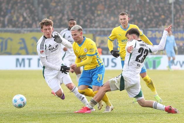 18.01.2025, xtgx, Fussball - 2.Bundesliga, Eintracht Braunschweig - FC Schalke 04 emspor, v.l. Max Grueger (Grüger, Schalke, 37). Lino Tempelmann (Braunschweig, 20), Mehmet Aydin (Schalke, 23) Zweikampf, Duell, Kampf, tackle (DFL DFB REGULATIONS PROHIBIT ANY USE OF PHOTOGRAPHS as IMAGE SEQUENCES and or QUASI-VIDEO) Braunschweig