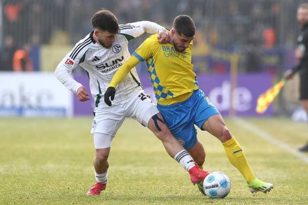 18.01.2025, xtgx, Fussball - 2.Bundesliga, Eintracht Braunschweig - FC Schalke 04 emspor, v.l. Mehmet Aydin (Schalke, 23), Fabio Di Michele Sanchez (Braunschweig, 22) Zweikampf, Duell, Kampf, tackle (DFL DFB REGULATIONS PROHIBIT ANY USE OF PHOTOGRAPHS as IMAGE SEQUENCES and or QUASI-VIDEO) Braunschweig