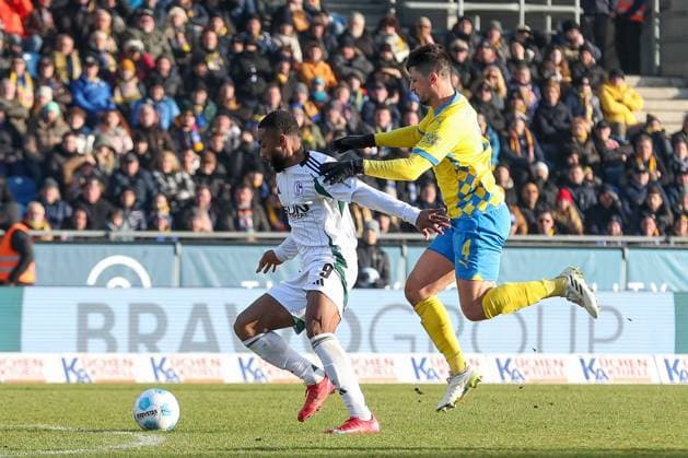 18.01.2025, xtgx, Fussball - 2.Bundesliga, Eintracht Braunschweig - FC Schalke 04 emspor, v.l. Moussa Sylla (Schalke, 9), Jannis Nikolaou (Braunschweig, 4) Zweikampf, Duell, Kampf, tackle (DFL DFB REGULATIONS PROHIBIT ANY USE OF PHOTOGRAPHS as IMAGE SEQUENCES and or QUASI-VIDEO) Braunschweig