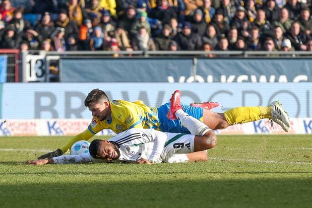 18.01.2025, xtgx, Fussball - 2.Bundesliga, Eintracht Braunschweig - FC Schalke 04 emspor, v.l. Moussa Sylla (Schalke, 9), Jannis Nikolaou (Braunschweig, 4) Zweikampf, Duell, Kampf, tackle (DFL DFB REGULATIONS PROHIBIT ANY USE OF PHOTOGRAPHS as IMAGE SEQUENCES and or QUASI-VIDEO) Braunschweig