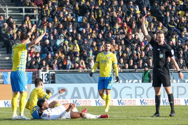 18.01.2025, xtgx, Fussball - 2.Bundesliga, Eintracht Braunschweig - FC Schalke 04 emspor, v.l. Jannis Nikolaou (Braunschweig, 4) bekommt die Rote Karte, Platzverweis, sent off im Zweikampf, Duell, Kampf, tackle mit Moussa Sylla (Schalke, 9) (DFL DFB REGULATIONS PROHIBIT ANY USE OF PHOTOGRAPHS as IMAGE SEQUENCES and or QUASI-VIDEO) Braunschweig