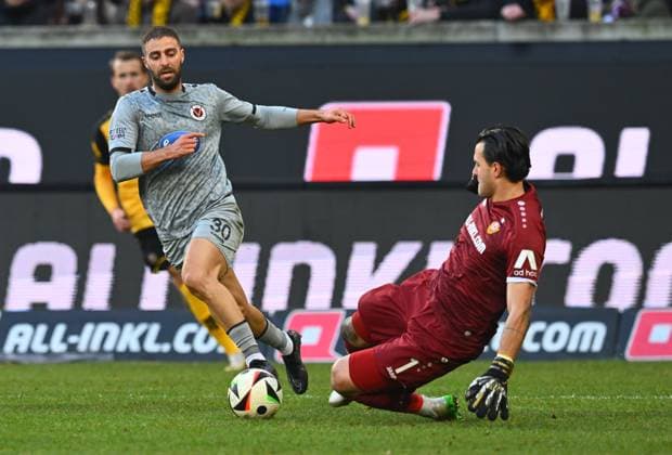 v.l.: Serhat Semih Güler (Köln) gegen Torwart Tim Schreiber (Dresden), 19.01.2025, Fussball, GER, Saison 2024 2025, 3. Liga, Dritte Liga, 20. Spieltag, Rudolf-Harbig-Stadion Dresden, SG Dynamo Dresden - Viktoria Köln, DFB AND DFL REGULATIONS PROHIBIT ANY USE OF PHOTOGRAPHS as IMAGE SEQUENCES and or QUASI-VIDEO,