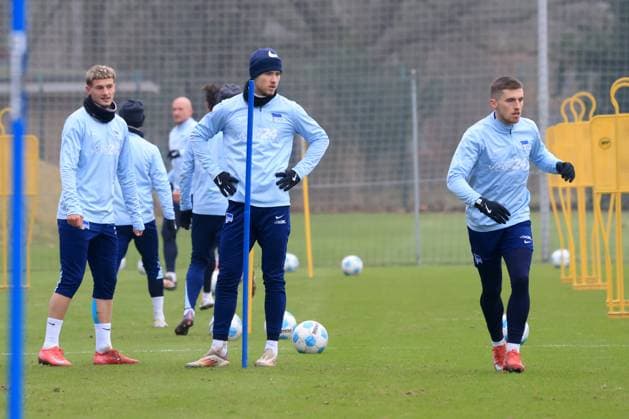 DEU, DFL, 2. FBL Hertha BSC, Training, 21.01.2025, Sportforum, Berlin, DEU, DFL, 2. FBL Hertha BSC, Training, im Bild Hertha-Spielerkreis, Jonjoe Kenny (Hertha BSC Berlin 16) DFL - regulations prohibit any use of Photographs as image sequences and or quasi-video Foto: Juergen Engler nordphoto GmbH