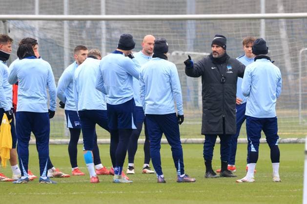 DEU, DFL, 2. FBL Hertha BSC, Training, 21.01.2025, Sportforum, Berlin, DEU, DFL, 2. FBL Hertha BSC, Training, im Bild Cheftrainer Cristian Fiel (Hertha BSC Berlin), Hertha-Spielerkreis DFL - regulations prohibit any use of Photographs as image sequences and or quasi-video Foto: Juergen Engler nordphoto GmbH