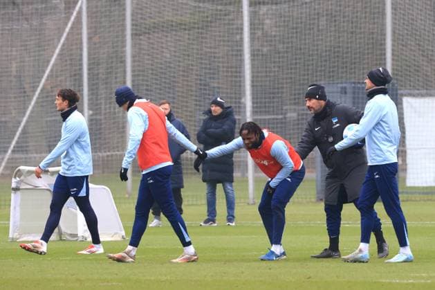 DEU, DFL, 2. FBL Hertha BSC, Training, 21.01.2025, Sportforum, Berlin, DEU, DFL, 2. FBL Hertha BSC, Training, im Bild Cheftrainer Cristian Fiel (Hertha BSC Berlin), Deyovaisio Zeefuik (Hertha BSC Berlin 42), Fabian Reese (Hertha BSC Berlin 11), Luca Schuler (Hertha BSC Berlin 18), Michael Cuisance (Hertha BSC Berlin 27) DFL - regulations prohibit any use of Photographs as image sequences and or quasi-video Foto: Juergen Engler nordphoto GmbH