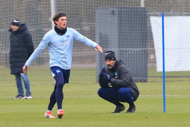 Sport Bilder des Tages DEU, DFL, 2. FBL Hertha BSC, Training, 21.01.2025, Sportforum, Berlin, DEU, DFL, 2. FBL Hertha BSC, Training, im Bild Fabian Reese (Hertha BSC Berlin 11), Cheftrainer Cristian Fiel (Hertha BSC Berlin) DFL - regulations prohibit any use of Photographs as image sequences and or quasi-video Foto: Juergen Engler nordphoto GmbH