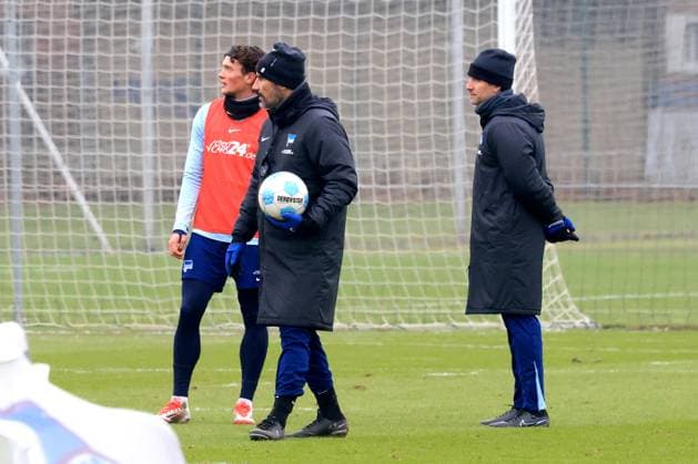 DEU, DFL, 2. FBL Hertha BSC, Training, 21.01.2025, Sportforum, Berlin, DEU, DFL, 2. FBL Hertha BSC, Training, im Bild Fabian Reese (Hertha BSC Berlin 11), Cheftrainer Cristian Fiel (Hertha BSC Berlin), Co-Trainer Jaime Monroy (Hertha BSC Berlin) DFL - regulations prohibit any use of Photographs as image sequences and or quasi-video Foto: Juergen Engler nordphoto GmbH