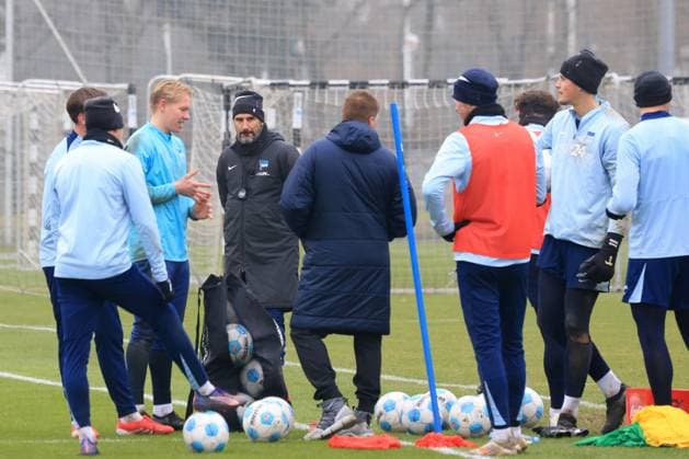 DEU, DFL, 2. FBL Hertha BSC, Training, 21.01.2025, Sportforum, Berlin, DEU, DFL, 2. FBL Hertha BSC, Training, im Bild Cheftrainer Cristian Fiel (Hertha BSC Berlin), Hertha-Spielerkreis DFL - regulations prohibit any use of Photographs as image sequences and or quasi-video Foto: Juergen Engler nordphoto GmbH