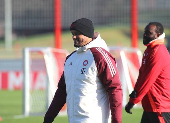 München, Deutschland, 21. Januar 2025: Fussball, Herren, Bundesliga, Saison 2024 2025, FC Bayern München, Abschlusstraining, Training, Champions League Vincent Kompany, Trainer (FC Bayern München) beobachtet das Training