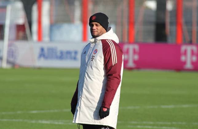 München, Deutschland, 21. Januar 2025: Fussball, Herren, Bundesliga, Saison 2024 2025, FC Bayern München, Abschlusstraining, Training, Champions League Vincent Kompany, Trainer (FC Bayern München) beobachtet das Training