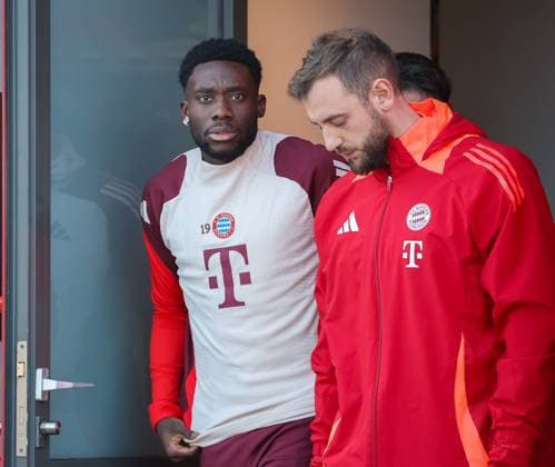 Alphonso Davies (FC Bayern Muenchen, 19) kommt aus der Kabine, auf dem Weg zum Trainingsplatz, GER, Abschlusstraining, FC Bayern Muenchen, Fussball, UEFA Champions League, 7. Spieltag, Saison 2024 2025, 21.01.2025, GER, Abschlusstraining, FC Bayern Muenchen, Fussball, UEFA Champions League, 7. Spieltag, Saison 2024 2025, 21.01.2025 Muenchen Copyright: xEibner-Pressefoto JennixMaulx EP_JML