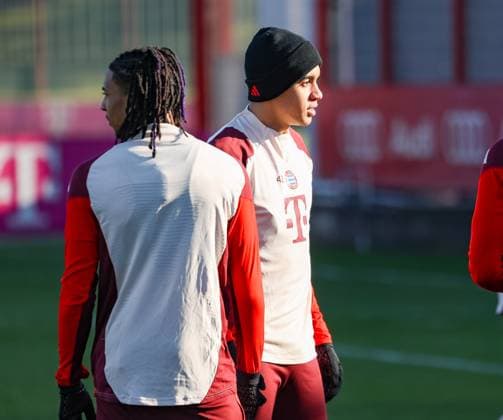 Jamal Musiala (FC Bayern Muenchen, 42) mit Michael Olise (FC Bayern Muenchen, 17) beim Training, GER, Abschlusstraining, FC Bayern Muenchen, Fussball, UEFA Champions League, 7. Spieltag, Saison 2024 2025, 21.01.2025, GER, Abschlusstraining, FC Bayern Muenchen, Fussball, UEFA Champions League, 7. Spieltag, Saison 2024 2025, 21.01.2025 Muenchen Copyright: xEibner-Pressefoto JennixMaulx EP_JML