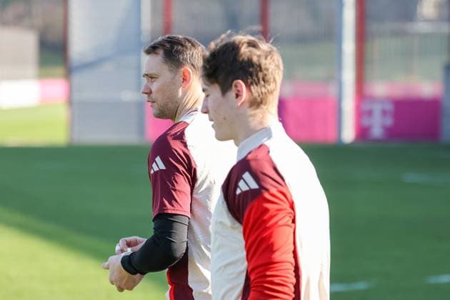 Manuel Neuer (FC Bayern Muenchen, 01) und Max Schmitt (FC Bayern Muenchen, 35) kommen aus der Kabine, auf dem Weg zum Trainingsplatz, GER, Abschlusstraining, FC Bayern Muenchen, Fussball, UEFA Champions League, 7. Spieltag, Saison 2024 2025, 21.01.2025, GER, Abschlusstraining, FC Bayern Muenchen, Fussball, UEFA Champions League, 7. Spieltag, Saison 2024 2025, 21.01.2025 Muenchen Copyright: xEibner-Pressefoto JennixMaulx EP_JML